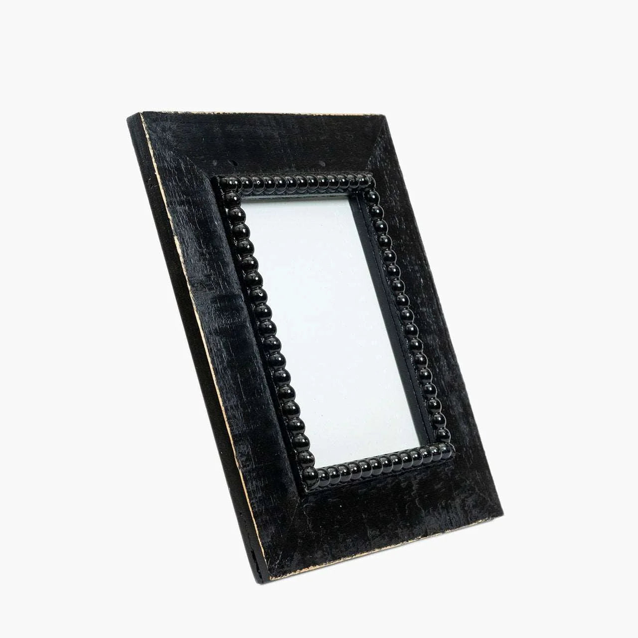 Marco decorativo de madera negra con borlas, ideal para enmarcar fotos con un toque elegante y artesanal para decoración de interiores. Marzo Atelier